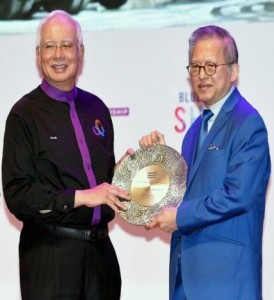 Malaysian PM Najib presenting Kwek Leng Beng with the Global Blue Ocean Shift Award